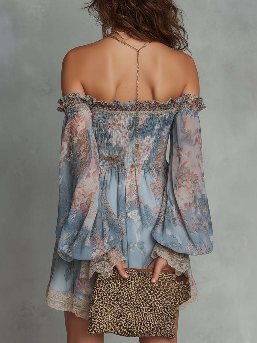 Romane | Mini Vestido de Gasa Plisada con Hombros Descubiertos y Flores Románticas