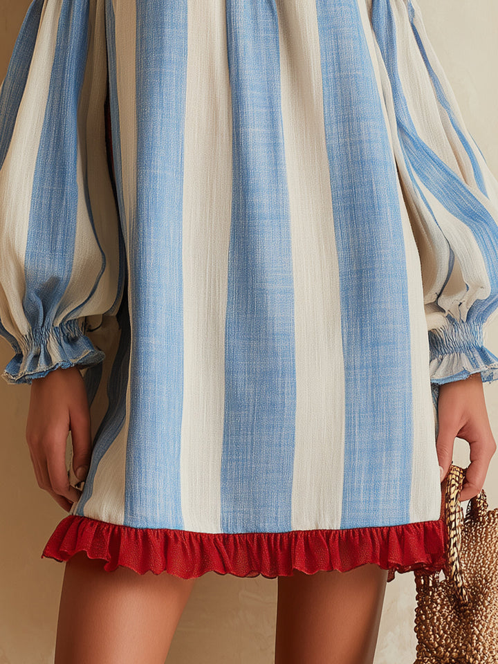 Ondine | Mini Vestido Rayado Azul y Blanco con Hombros Descubiertos y Dobladillo en Contraste
