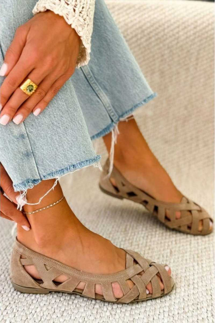 Hina | Sandalias planas con dedos al aire y material trenzado