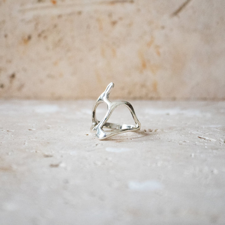 Anillo de plata orgánica con forma tribal – Hecho a mano