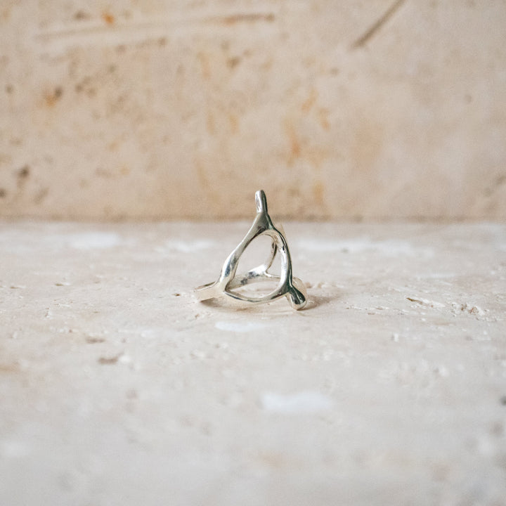 Anillo de plata orgánica con forma tribal – Hecho a mano