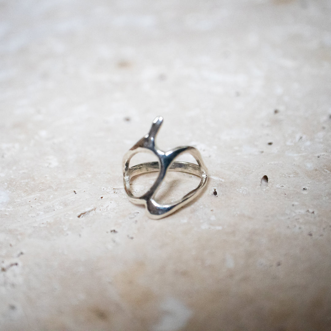 Anillo de plata orgánica con forma tribal – Hecho a mano