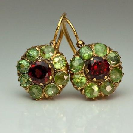 Pendientes redondos elegantes con cristales verdes y rojos