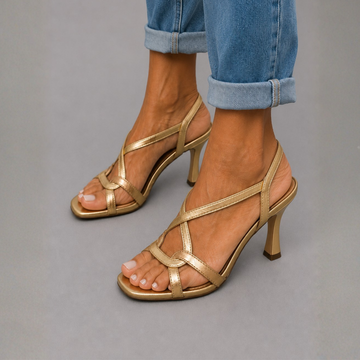 Sandalias doradas con tacón