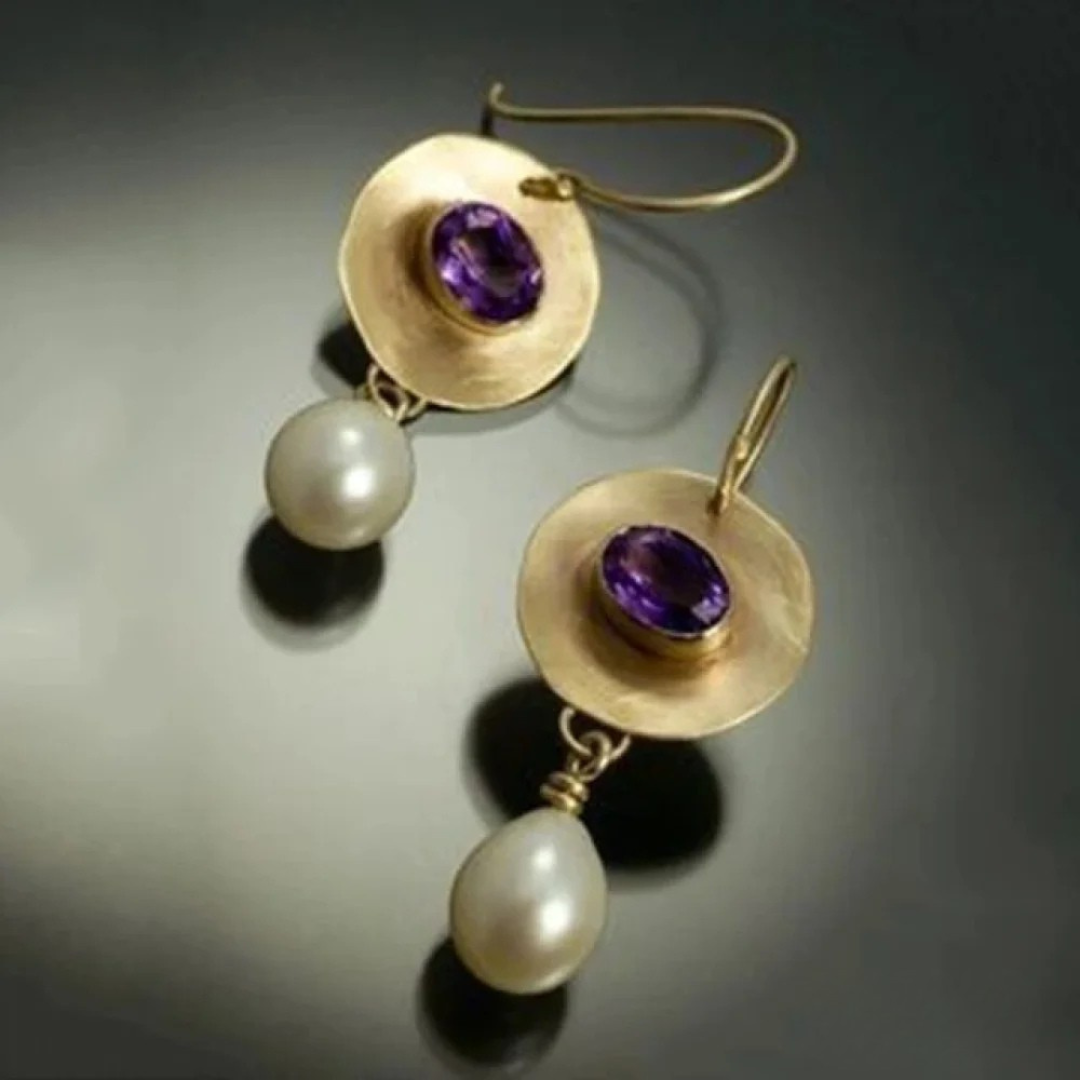 Pendientes dorados con zirconia violeta y perla