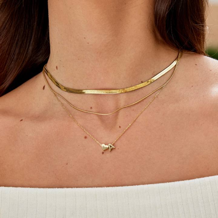Collar Inicial Intemporal con Colgante de Corazón