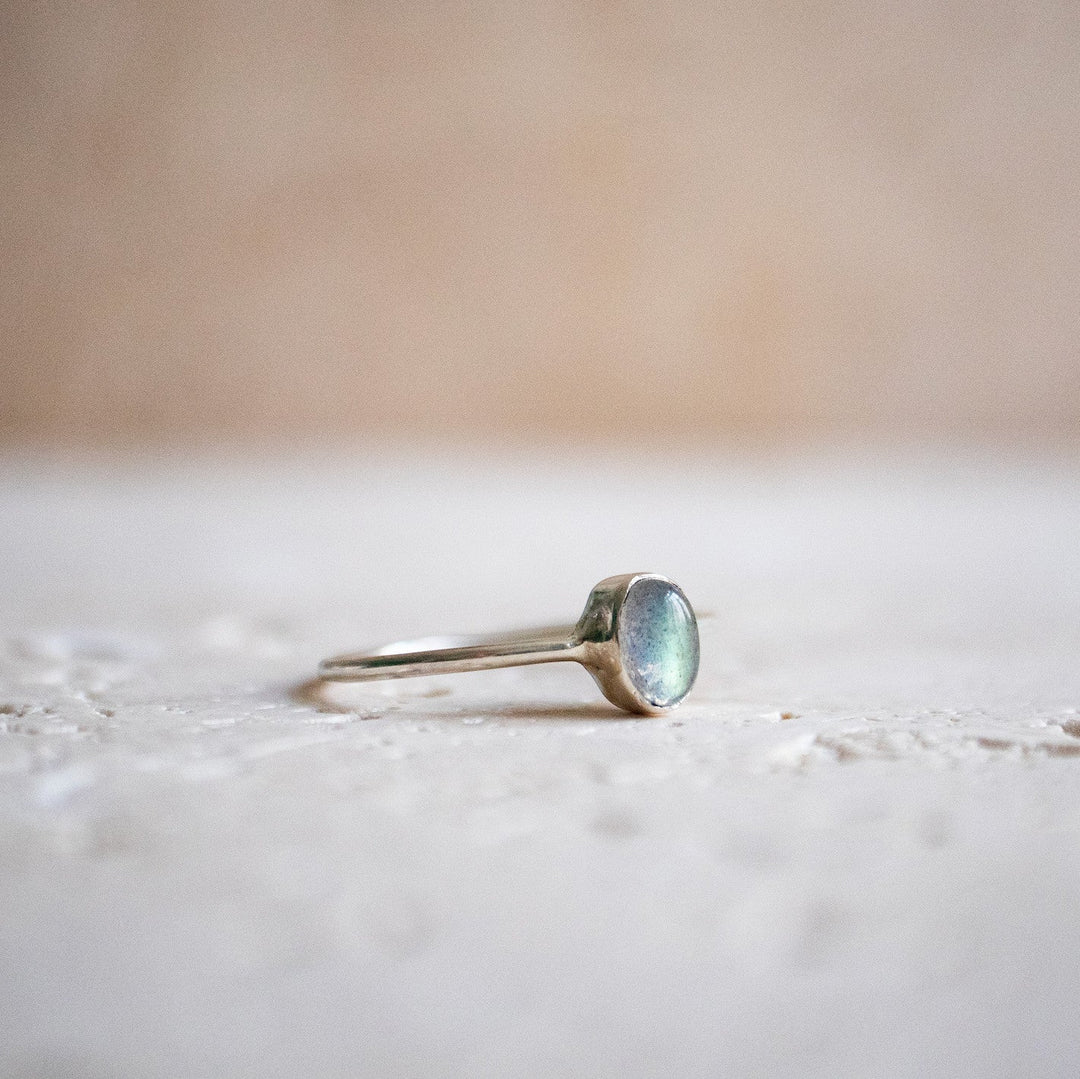 Anillo delicado de Labradorita en Plata Esterlina 925 / Anillo apilable ovalado hecho a mano