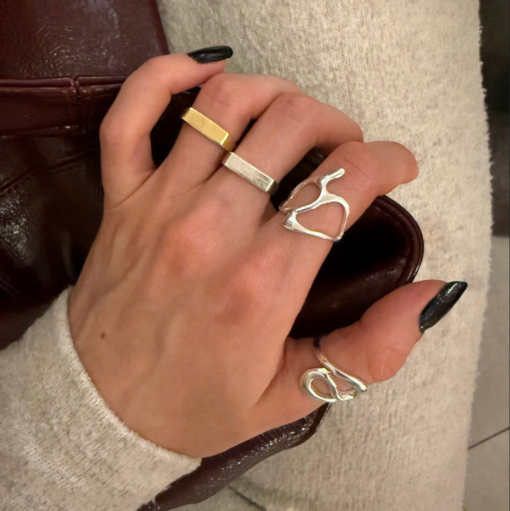 Anillo de plata orgánica con forma tribal – Hecho a mano