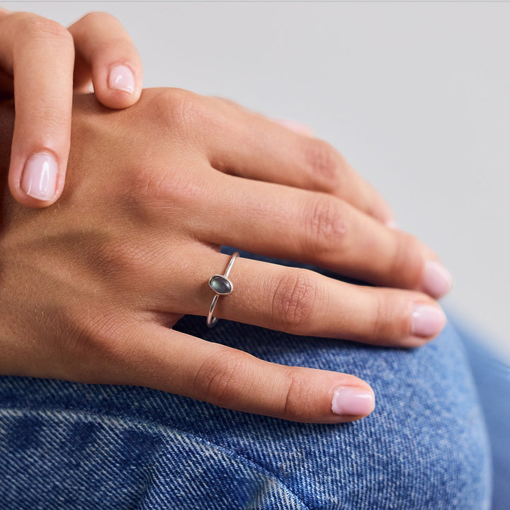 Anillo delicado de Labradorita en Plata Esterlina 925 / Anillo apilable ovalado hecho a mano