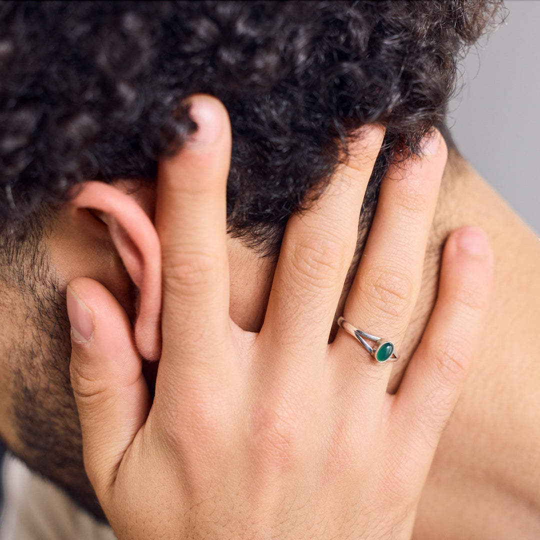 Anillo pequeño de ónice verde con piedra ovalada en plata esterlina 925, hecho a mano
