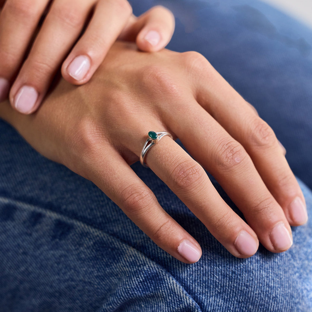 Anillo pequeño de ónice verde con piedra ovalada en plata esterlina 925, hecho a mano