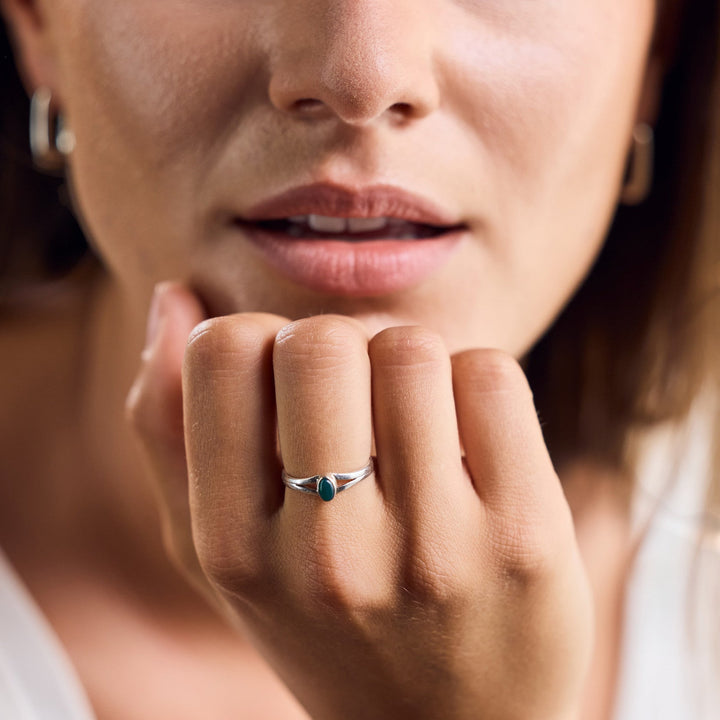 Anillo pequeño de ónice verde con piedra ovalada en plata esterlina 925, hecho a mano