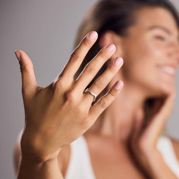 Anillo asimétrico "Melting" en plata de ley 925