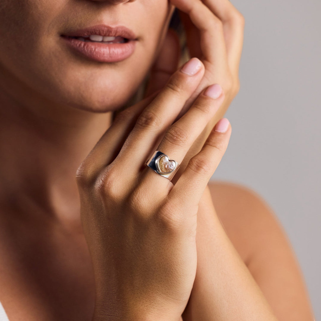 Anillo de sello ancho con corazón de plata esterlina 925 y perla de agua dulce natural - como se vio en Insta
