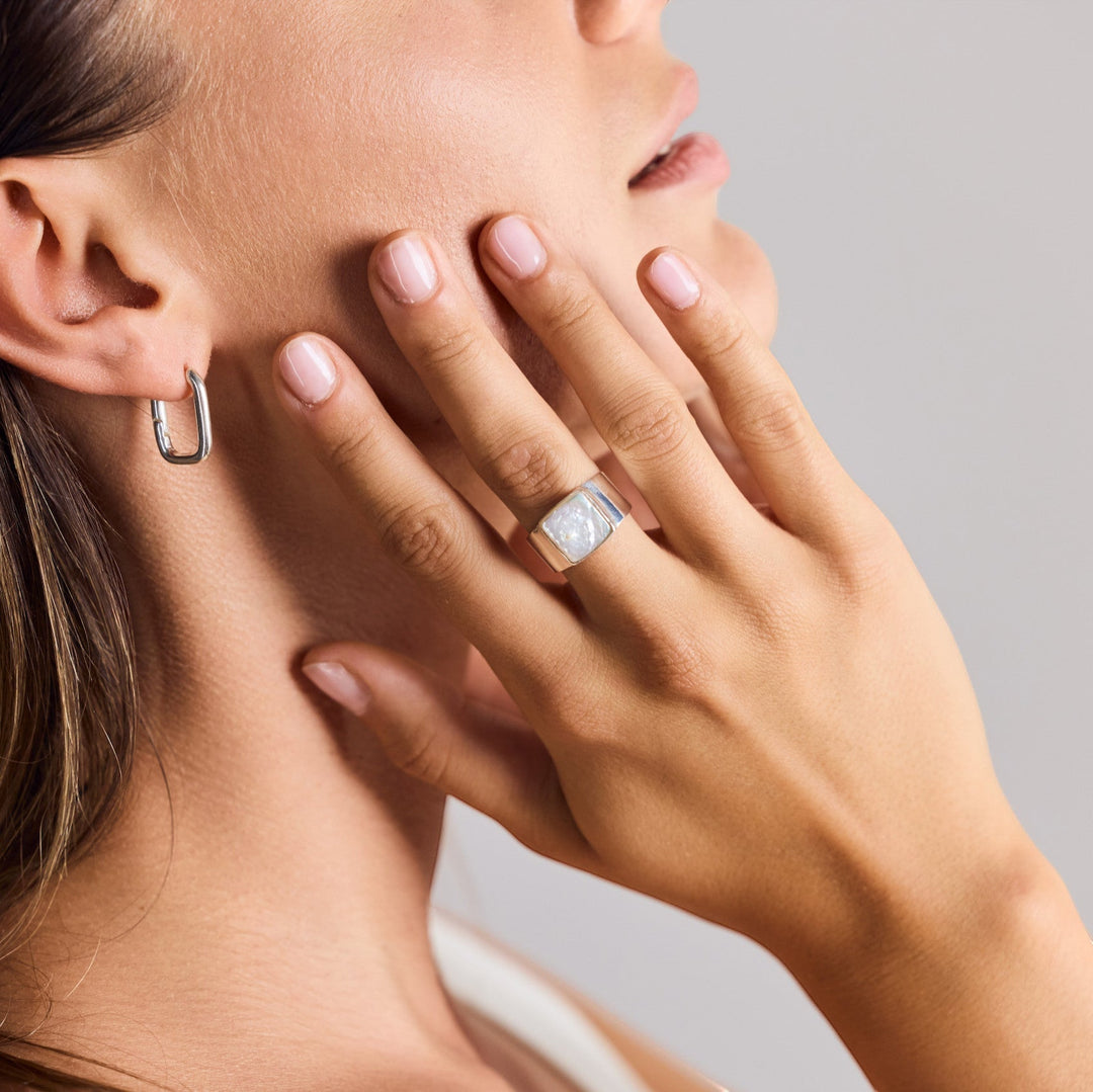 Anillo de sello ancho y cuadrado en plata esterlina 925 con perla de agua dulce natural
