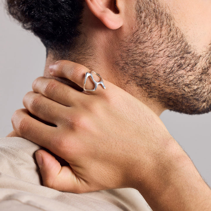 Anillo de plata orgánica con forma tribal – Hecho a mano