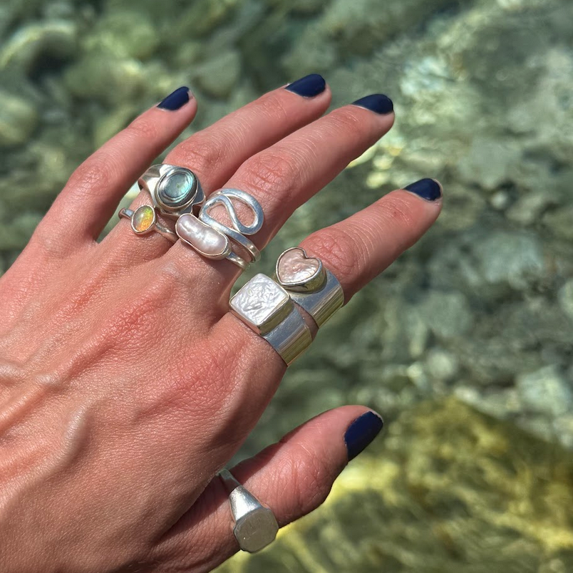Anillo de sello ancho y cuadrado en plata esterlina 925 con perla de agua dulce natural
