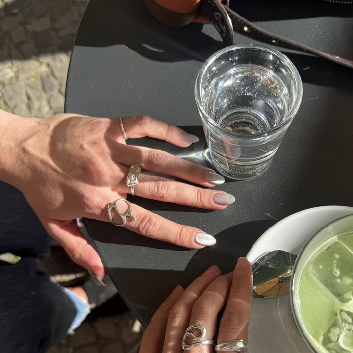 Anillo de plata orgánica con forma tribal – Hecho a mano