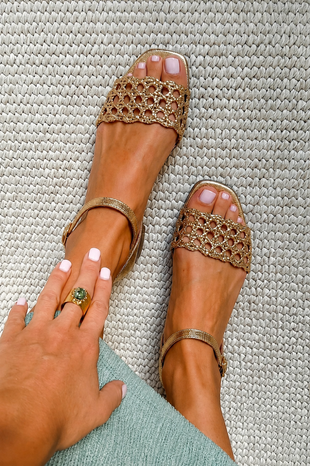 Aurora | Sandalias Doradas para un Verano Encantador