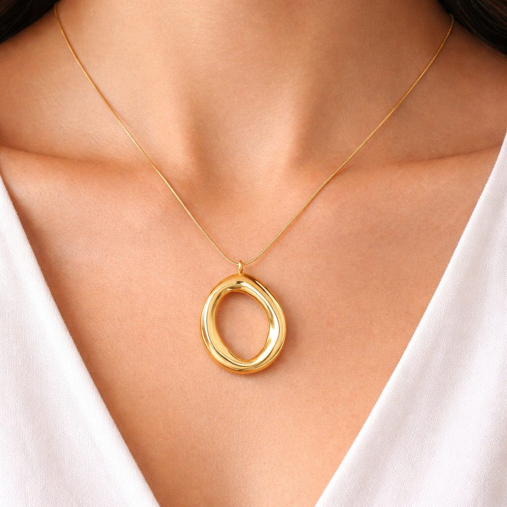 Collar Ovalado en Metal Dorado