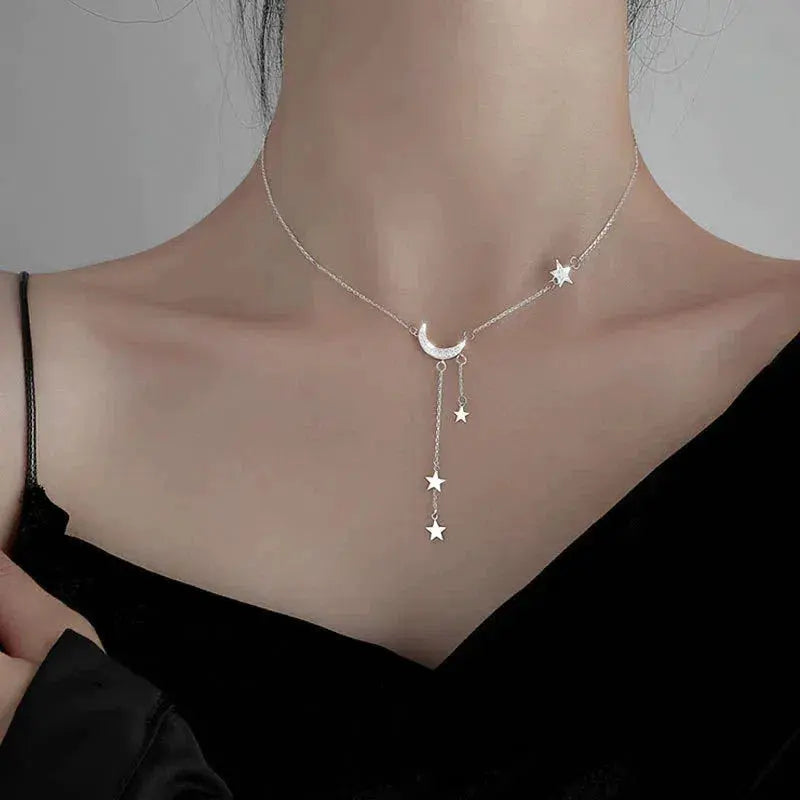 Collar de plata elegante con luna y estrellas