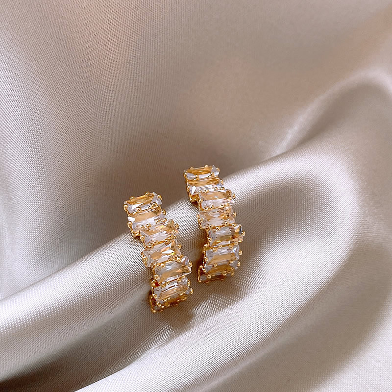 Pendientes elegantes de oro con zirconias brillantes