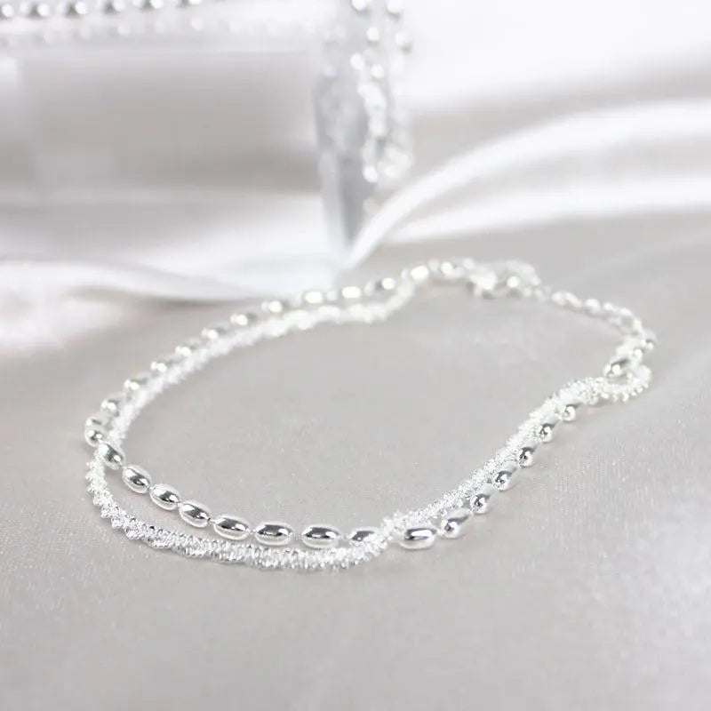 Elegante conjunto de pulseras de plata con piedras de zirconio