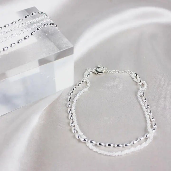 Elegante conjunto de pulseras de plata con piedras de zirconio