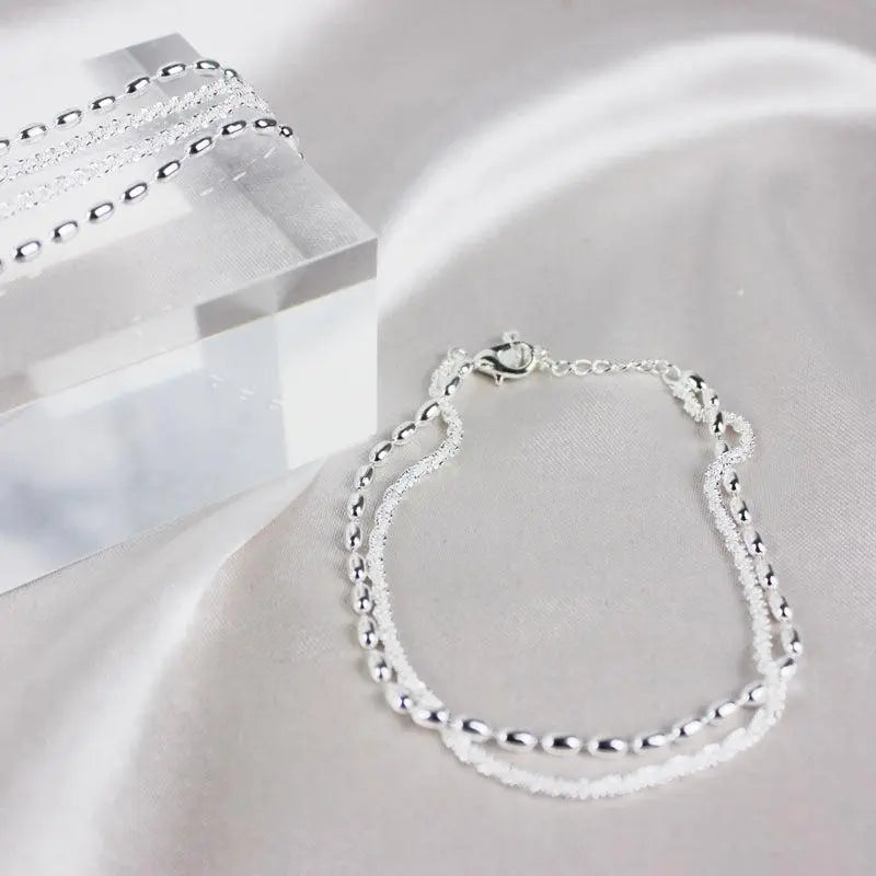 Elegante conjunto de pulseras de plata con piedras de zirconio