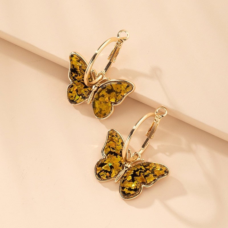 Pendientes de aro dorados con mariposas multicolores