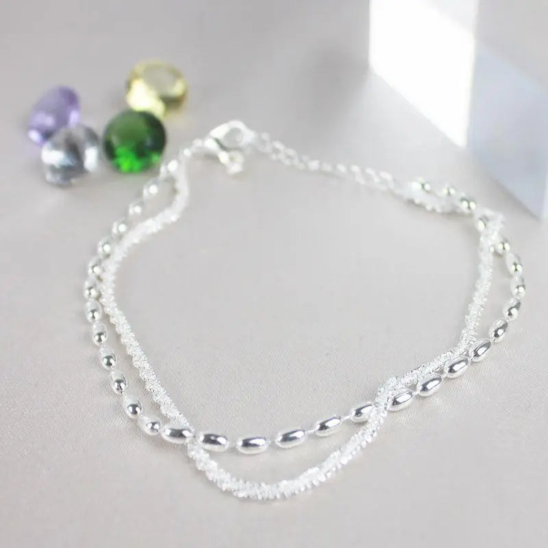 Elegante conjunto de pulseras de plata con piedras de zirconio