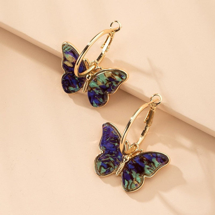 Pendientes de aro dorados con mariposas multicolores