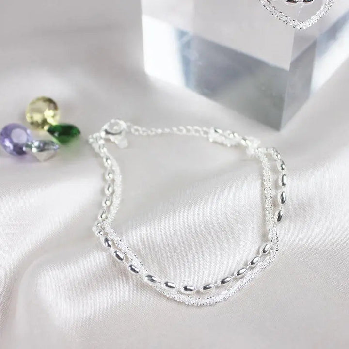 Elegante conjunto de pulseras de plata con piedras de zirconio