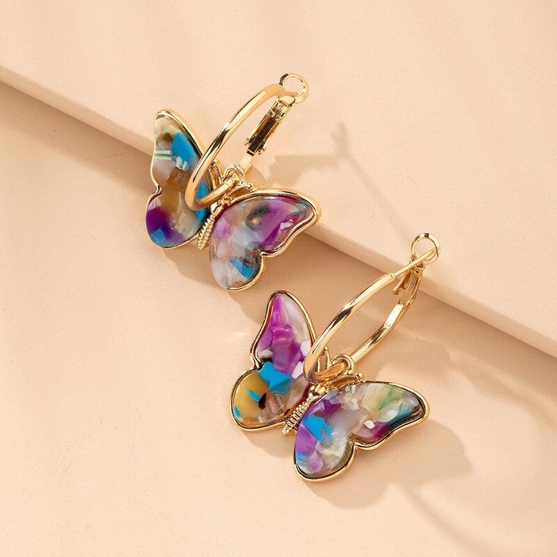 Pendientes de aro dorados con mariposas multicolores