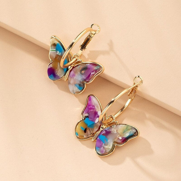 Pendientes de aro dorados con mariposas multicolores