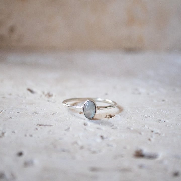 Anillo de piedra de luna fina con piedra ovalada en plata esterlina 925 hecho a mano