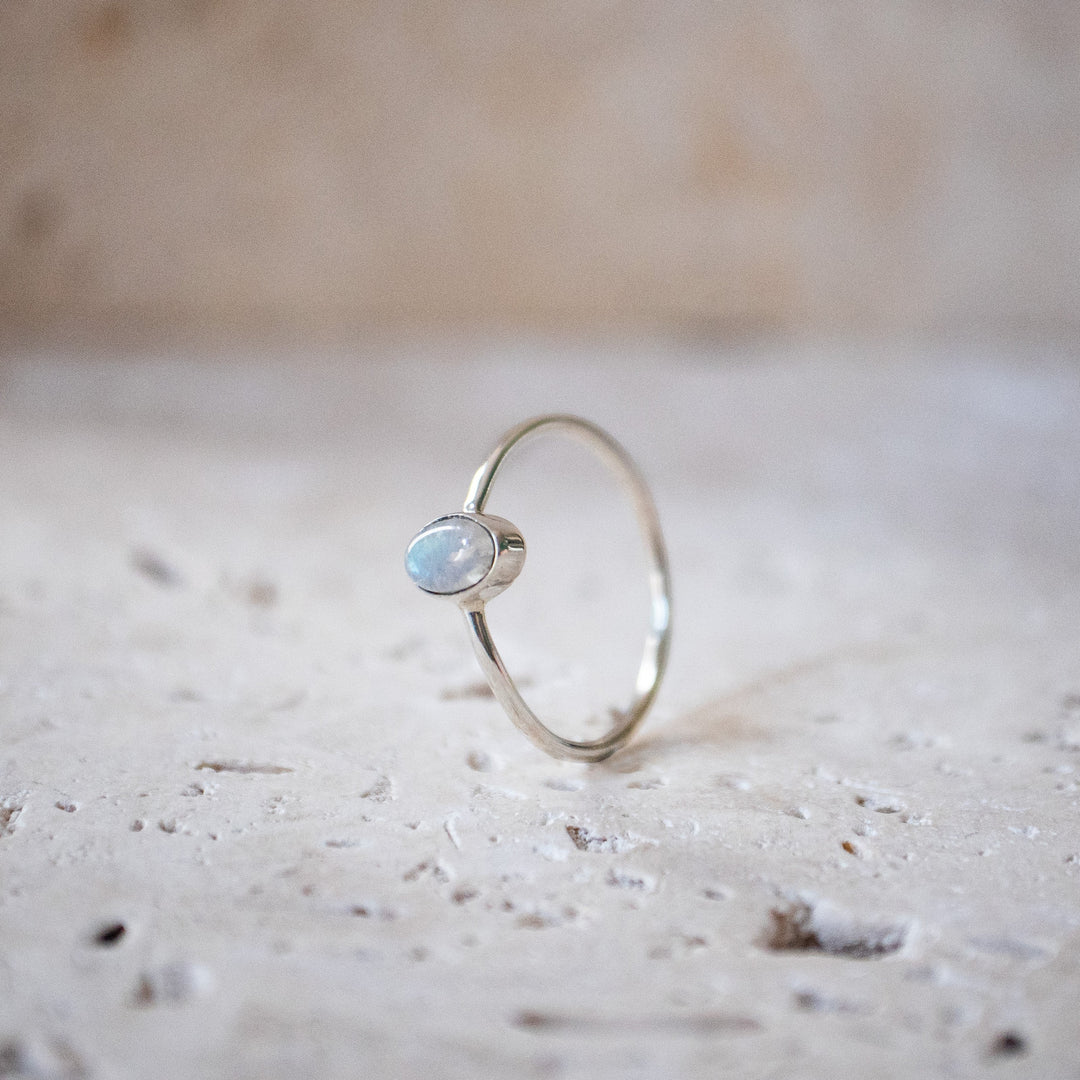Anillo de piedra de luna fina con piedra ovalada en plata esterlina 925 hecho a mano