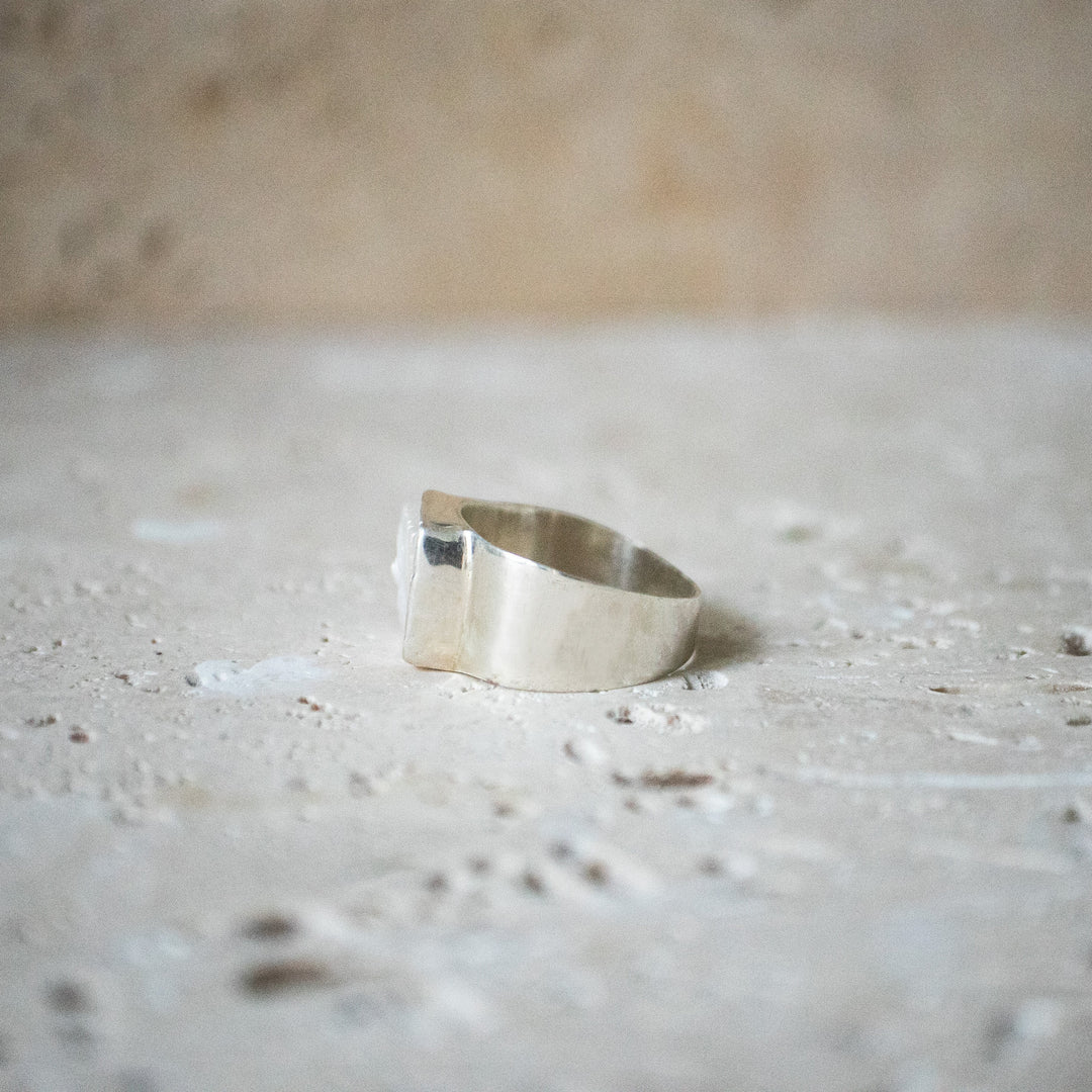 Anillo de sello ancho y cuadrado en plata esterlina 925 con perla de agua dulce natural
