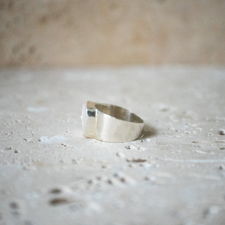 Anillo de sello ancho y cuadrado en plata esterlina 925 con perla de agua dulce natural