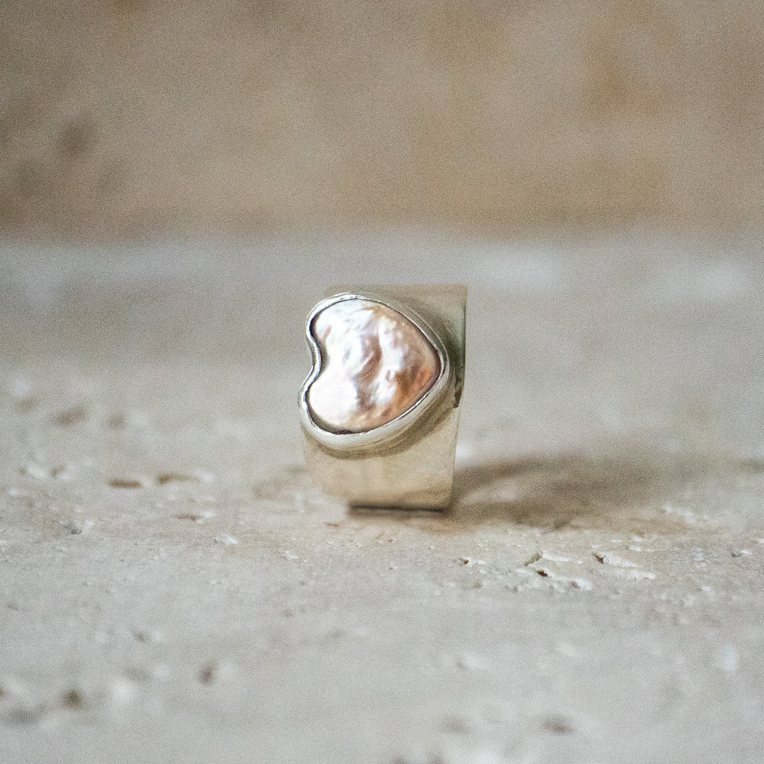 Anillo de sello ancho con corazón de plata esterlina 925 y perla de agua dulce natural - como se vio en Insta
