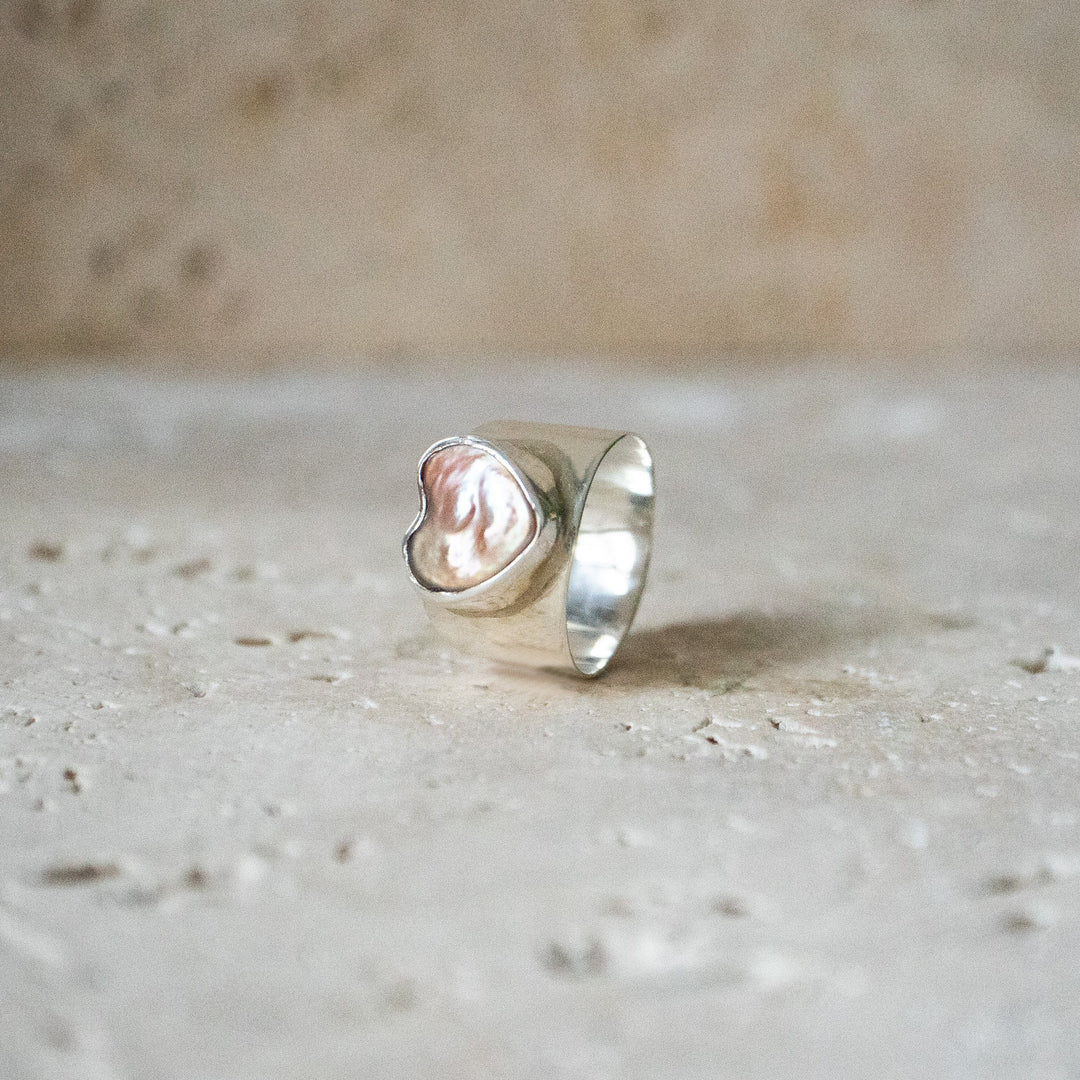 Anillo de sello ancho con corazón de plata esterlina 925 y perla de agua dulce natural - como se vio en Insta