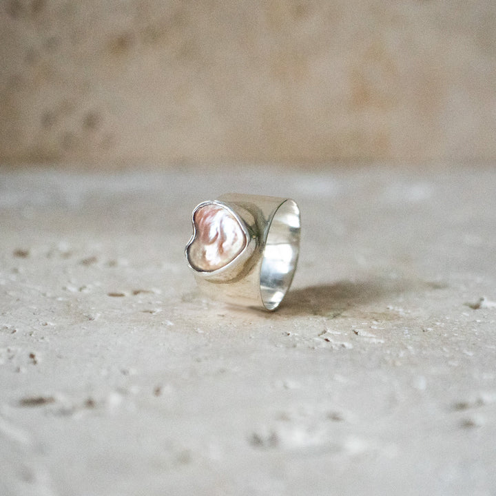 Anillo de sello ancho con corazón de plata esterlina 925 y perla de agua dulce natural - como se vio en Insta
