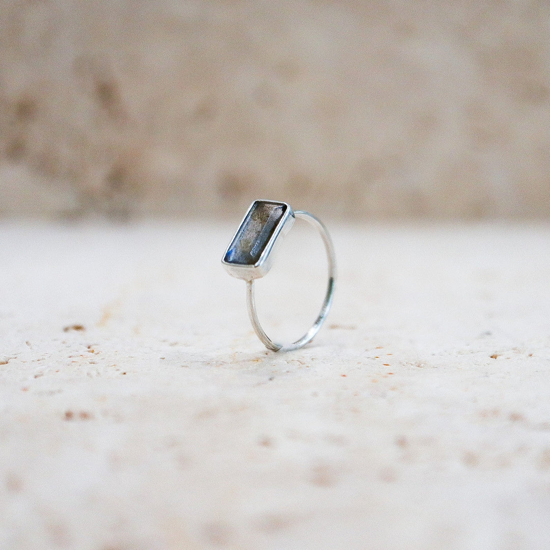 Anillo de labradorita cuadrada en plata de ley 925 azul-verde