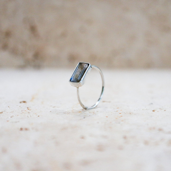 Anillo de labradorita cuadrada en plata de ley 925 azul-verde