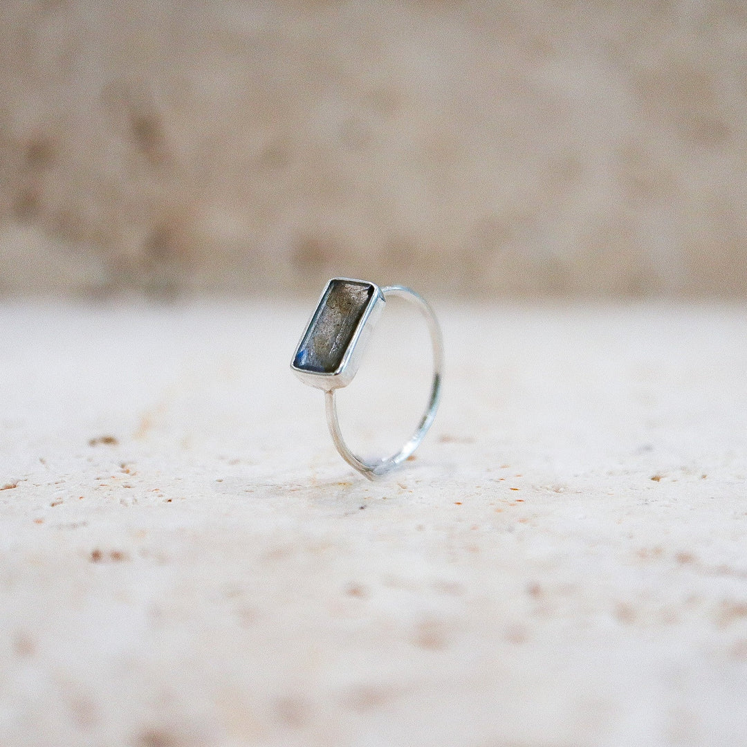 Anillo de labradorita cuadrada en plata de ley 925 azul-verde