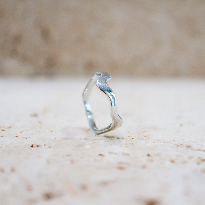 Anillo asimétrico "Melting" en plata de ley 925