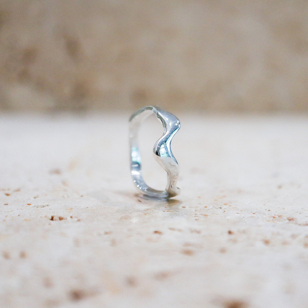 Anillo asimétrico "Melting" en plata de ley 925