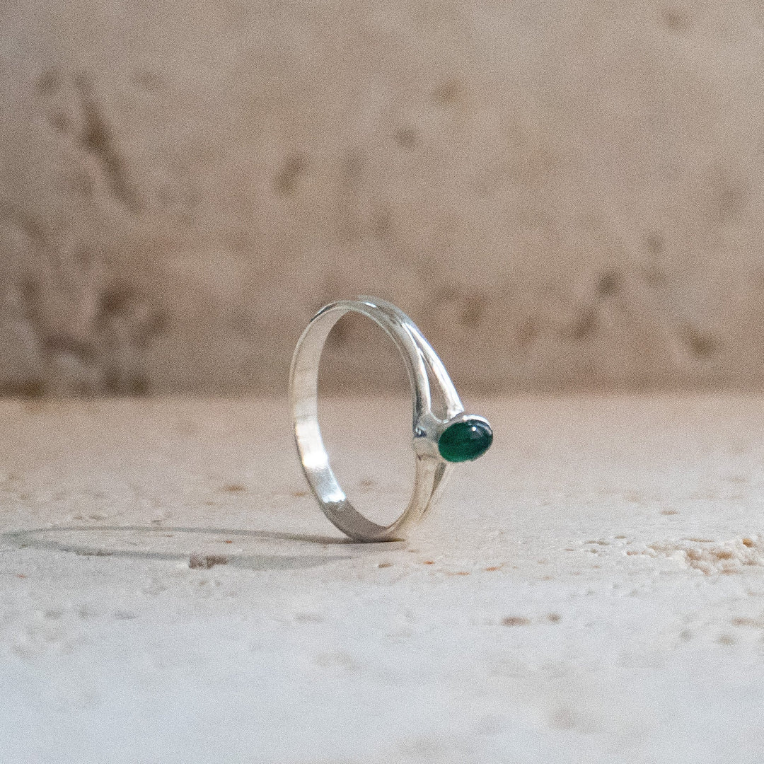 Anillo pequeño de ónice verde con piedra ovalada en plata esterlina 925, hecho a mano