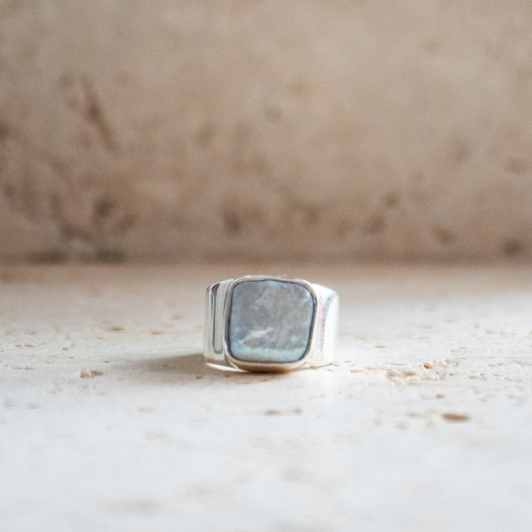 Anillo de sello ancho y cuadrado en plata esterlina 925 con perla de agua dulce natural