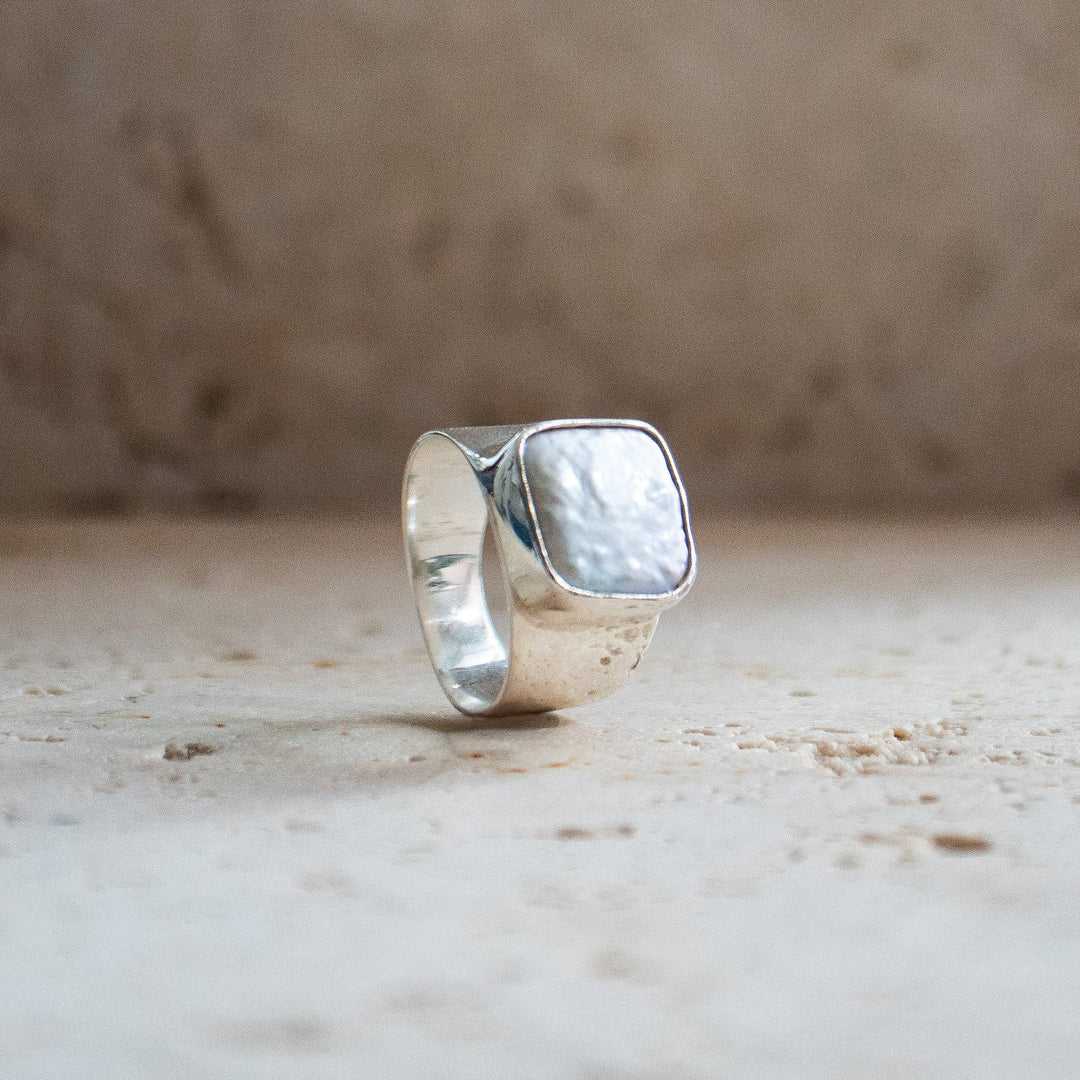 Anillo de sello ancho y cuadrado en plata esterlina 925 con perla de agua dulce natural